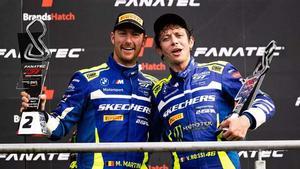 Valentino Rossi y Maxime Martin , en el podio de Brands Hatch