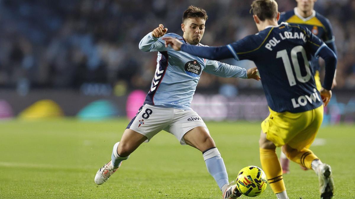 Beltrán disputa un balón a Pol Lozano en el último partido contra el Espanyol.