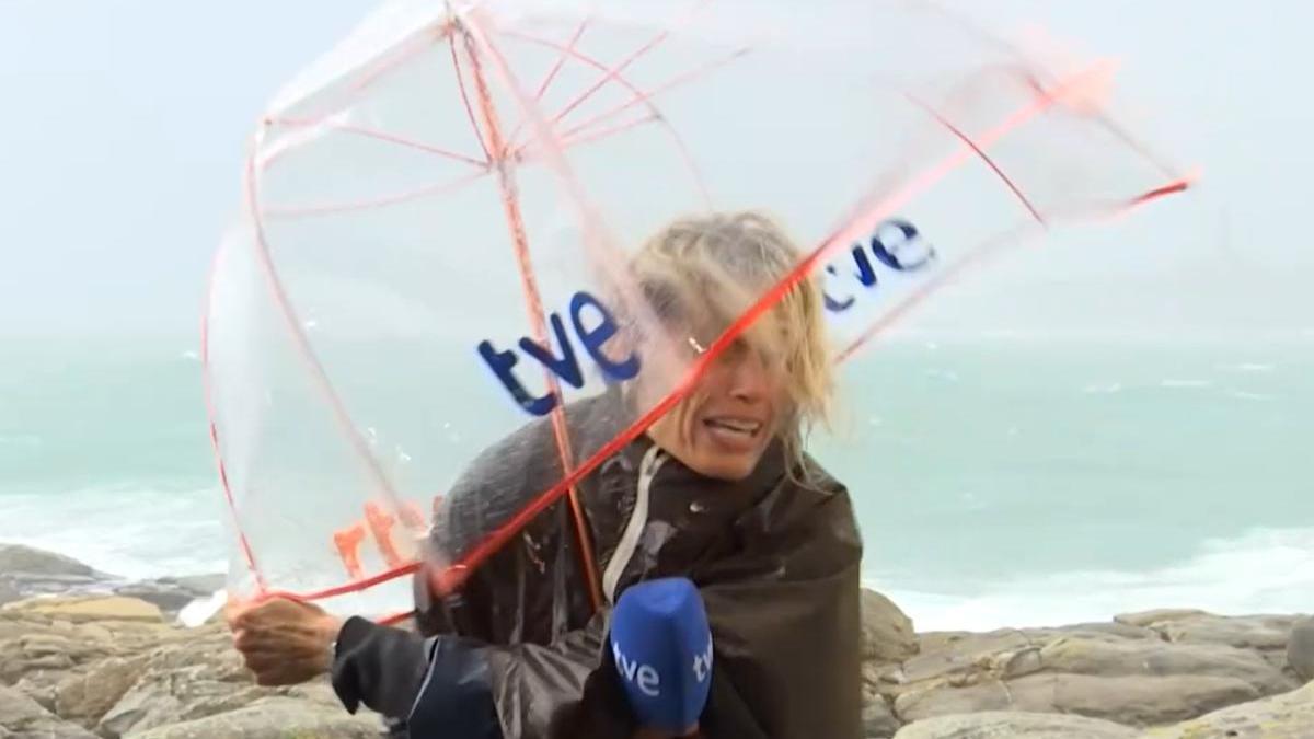 Paula Filgueiras, reportera de TVE, luchando contra el viento durante la conexión en directo.