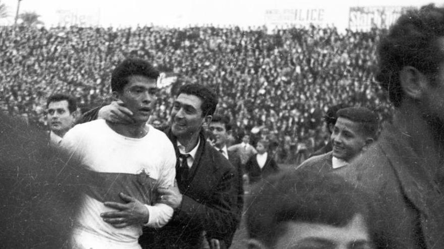 Lezcano es abrazado por seguidores franjiverdes tras el triunfo del Elche ante el Madrid (1-0) en febrero de 1966