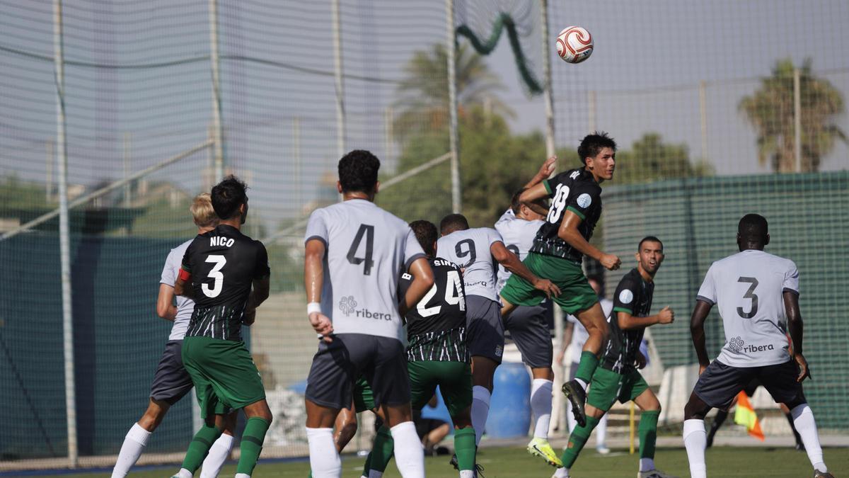 Una jugada del partido amistoso disputado por el FC Cartagena ante el Elche Ilicitano
