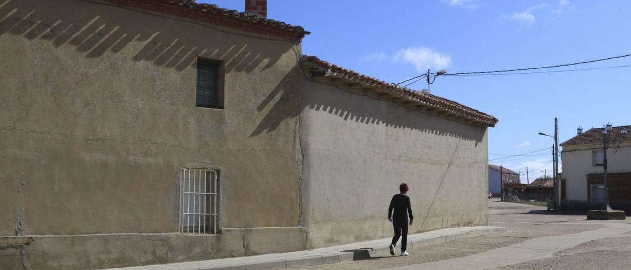 Una mujer camina por la calle en un pueblo de Zamora. |