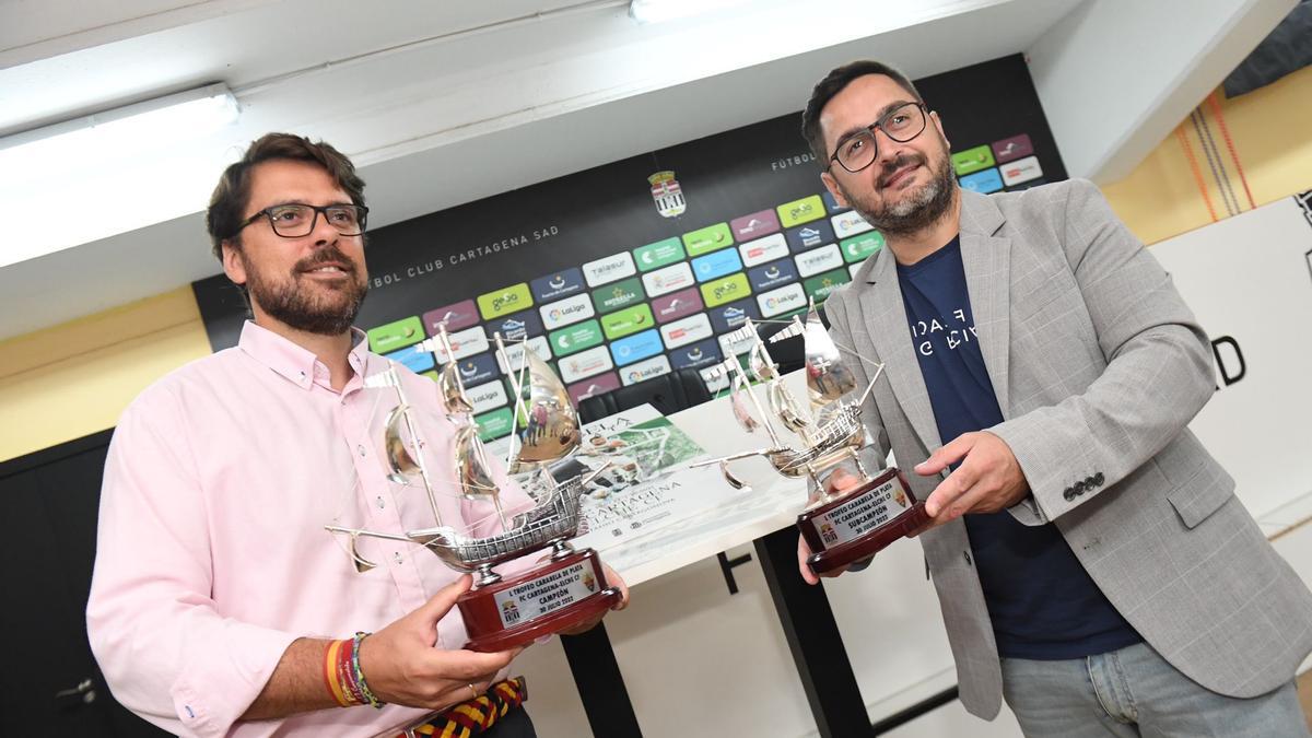 Paco Belmonte y Álvaro Valdés posan con los premios del Trofeo Carabela de Plata