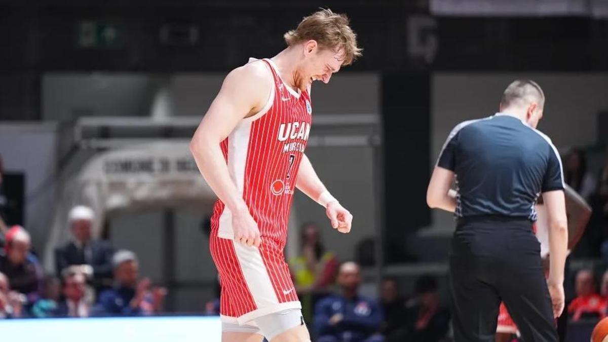 Sander Raieste, del UCAM Murcia, se retira lesionado frente al Pallacanestro Reggiana el pasado miércoles.
