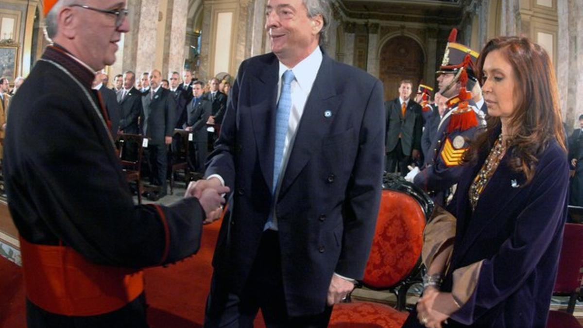 Bergoglio saluda al matrimonio Kirchner, en una imagen de archivo.