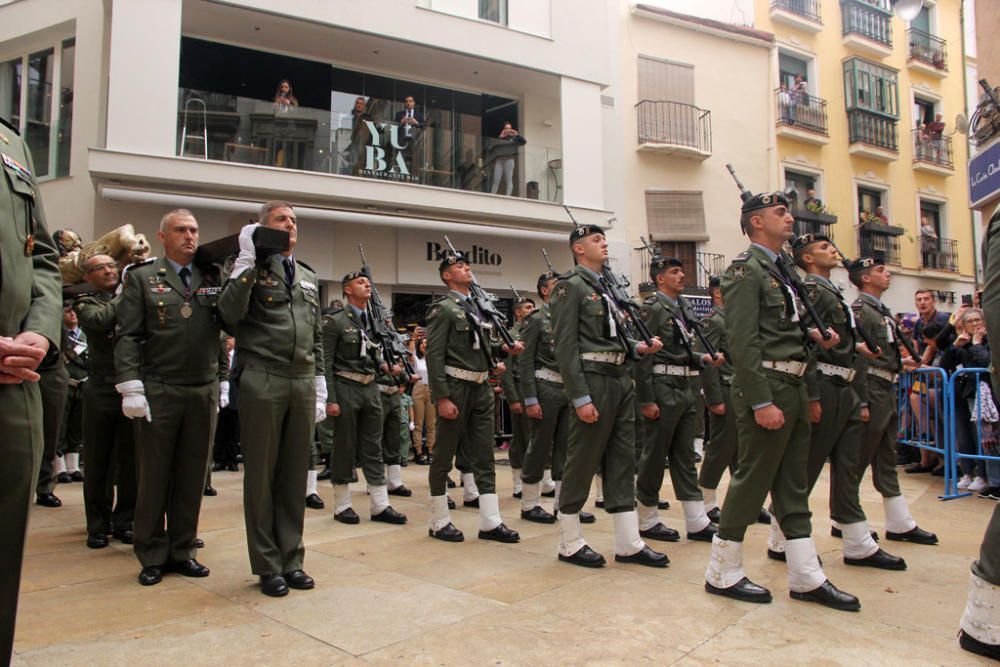 Las imágenes de la Brigada de Paracaidistas trasladando al Cristo de Ánimas por el entorno de la iglesia de San Juan