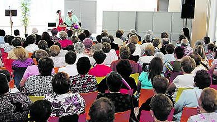 La clausura del taller «Ejercitando la memoria» reúne a cien mayores en Sotrondio