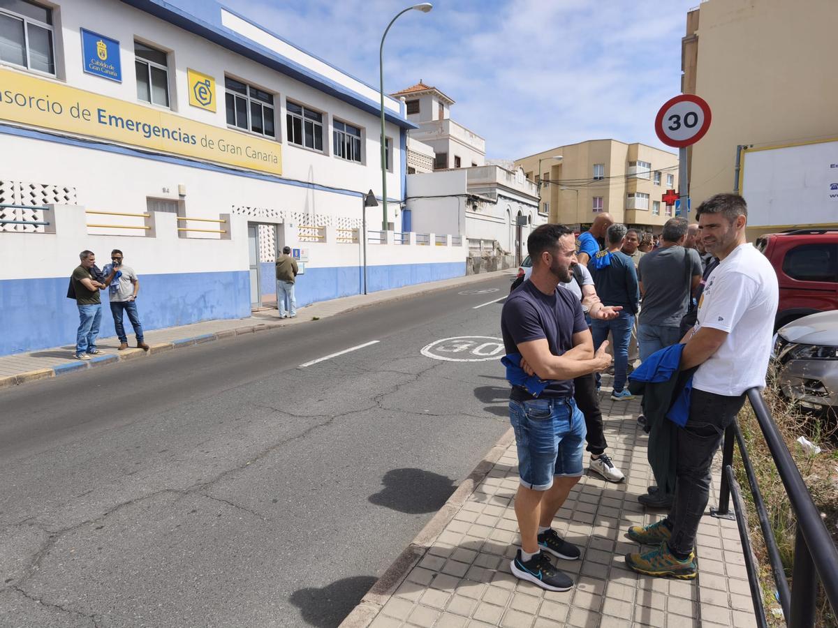 Algunos de los bomberos y familiares afectados.