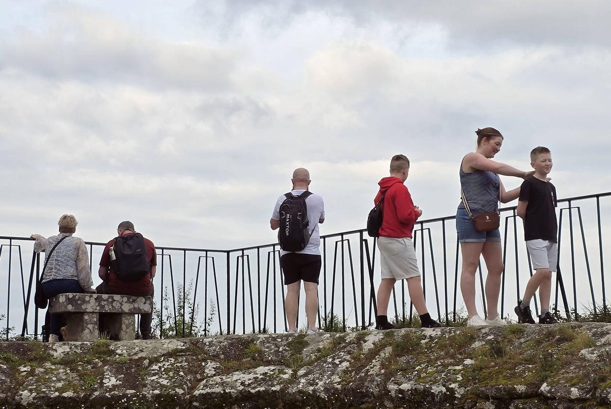 Turistas en las murallas de la fortaleza de O Castro en Vigo.