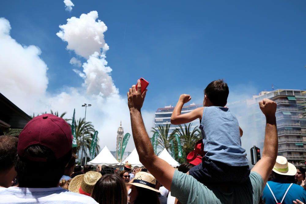 La mascletà de la pirotecnia valenciana Fuegos Artificiales del Mediterráneo hace retumbar la emblemática plaza con un disparo compacto con un potente final terrestre y aéreo