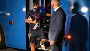 Luis Suárez desciende del autobús camino del estadio antes del Barça-Bayern en Lisboa.