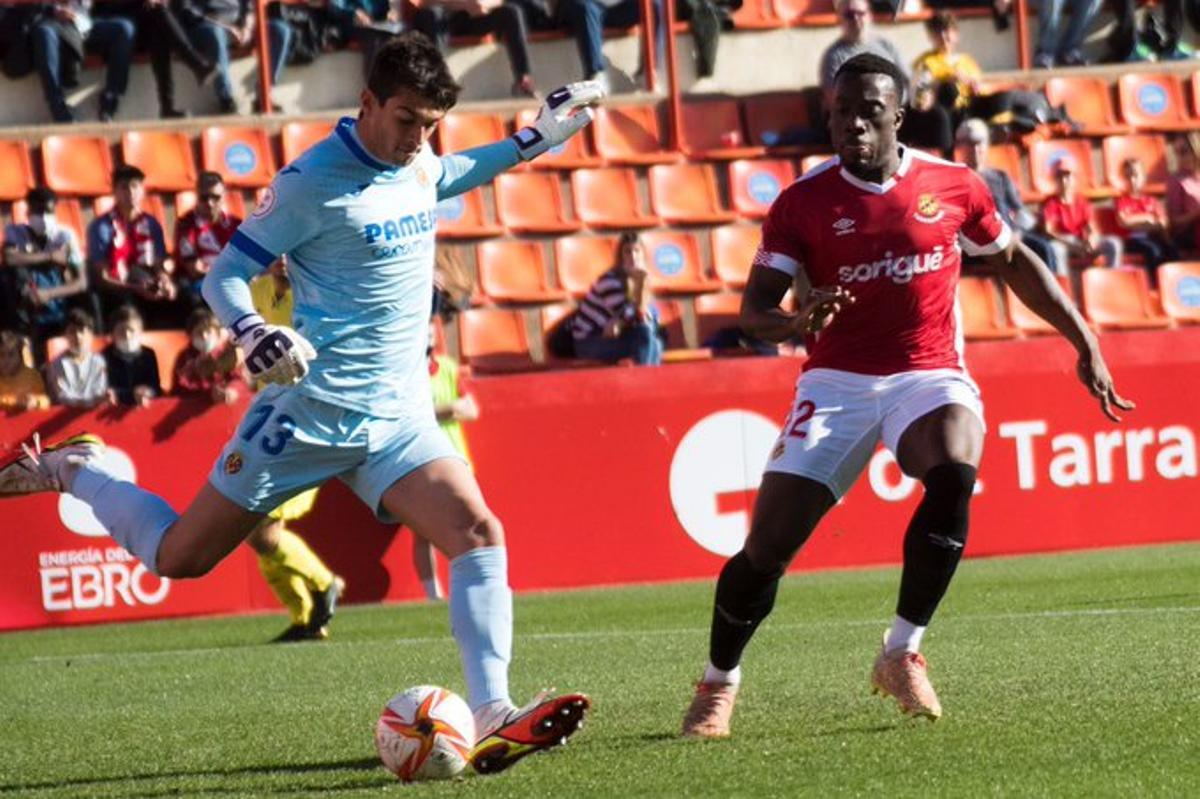 Iker intenta despejar un balón para el Villarreal B ante el Nàstic.