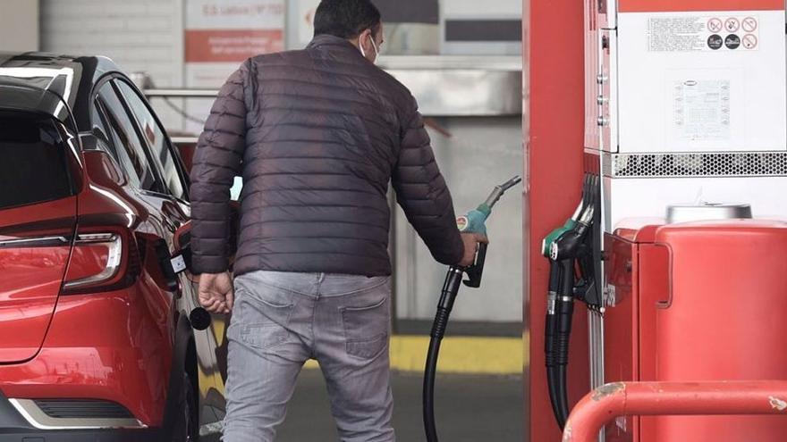 Imagen de archivo de un hombre echando gasolina.