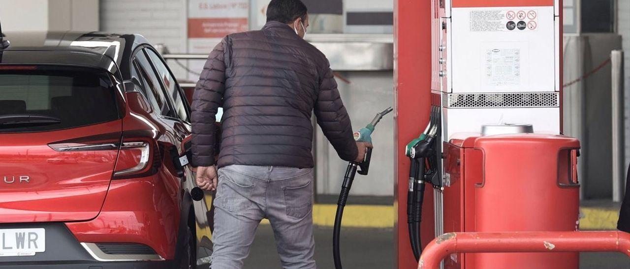 Imagen de archivo de un hombre echando gasolina.