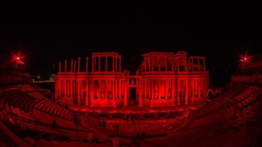 El Teatro Romano de Mérida se ilumina de rojo en apoyo al sector de espectáculos y eventos