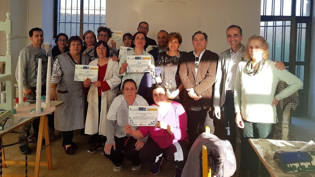 Participantes en un curso promovido por Torguvi posan con sus responsables