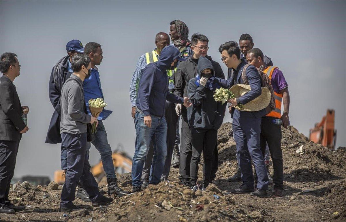 Familiares de las víctimas chinas que murieron en el accidente del Boeing 737 Max 8 de Ethiopian Airlines visitan el lugar de los acontecimientos.