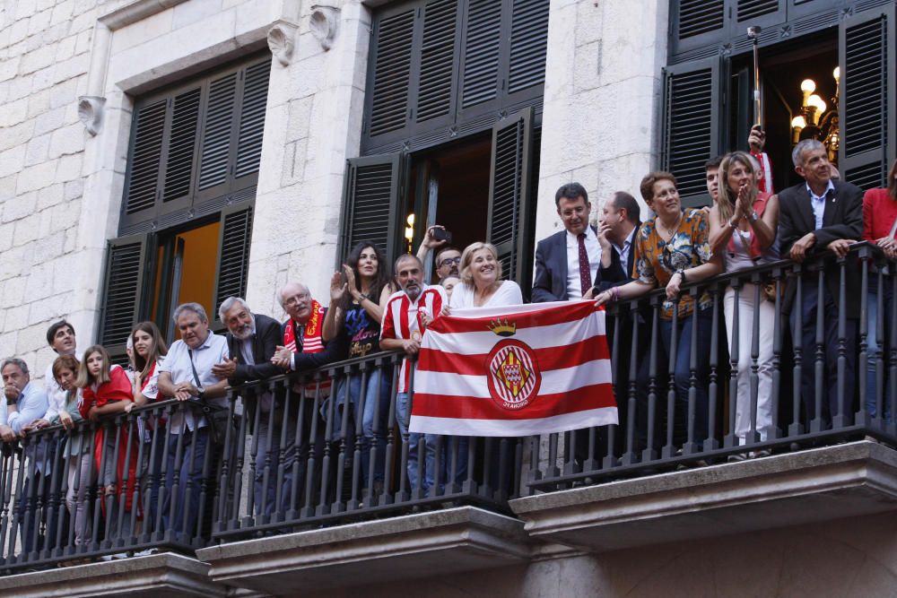 Parlaments dels jugadors del Girona al balcó de l'ajuntament