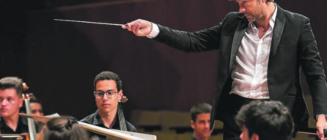 El director Daniel Abad Casanova, junto a músicos de la Inegale Orquesta, en el Auditorio Alfredo Kraus.