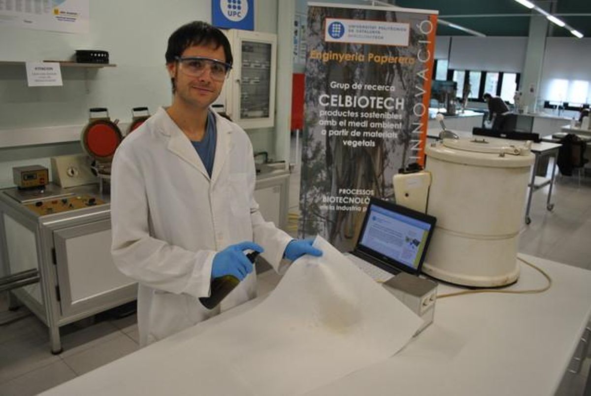 El jove investigador Oriol Cusola, del grup d’investigació CelBiotech de la UPC, aplicant la nova substància, amb un esprai, un material de base cel·lulòsica. El jove investigador Oriol Cusola, del grup d’investigació CelBiotech de la UPC, aplicant la nova substància, amb un esprai, un material de base cel·lulòsica.