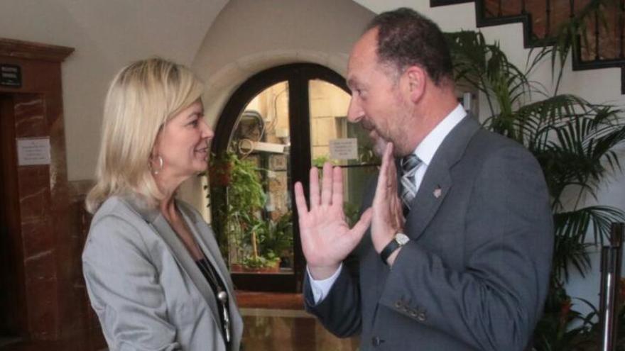 La consellera de Justicia, Gabriela Bravo, charlando con el alcalde, Emilio Bascuñana