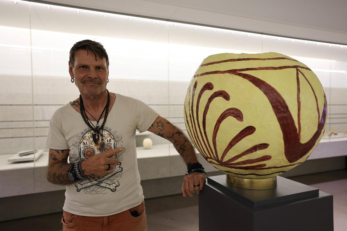 Andreas, junto a la pieza que ha creado para la exposición.