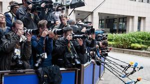 Periodistas esperan a la entrada del Parlamento Europeo en Bruselas.