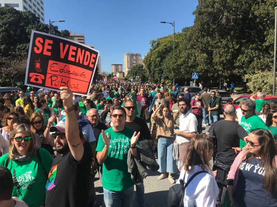 Al son de tambores, silbatos y una singular gaita, los congregantes han caminado juntos por las calles del centro de la ciudad por una causa común, la defensa de la educación