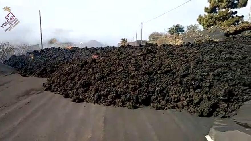 La nueva colada del volcán de La Palma cruza la carretera de El Hoyo.