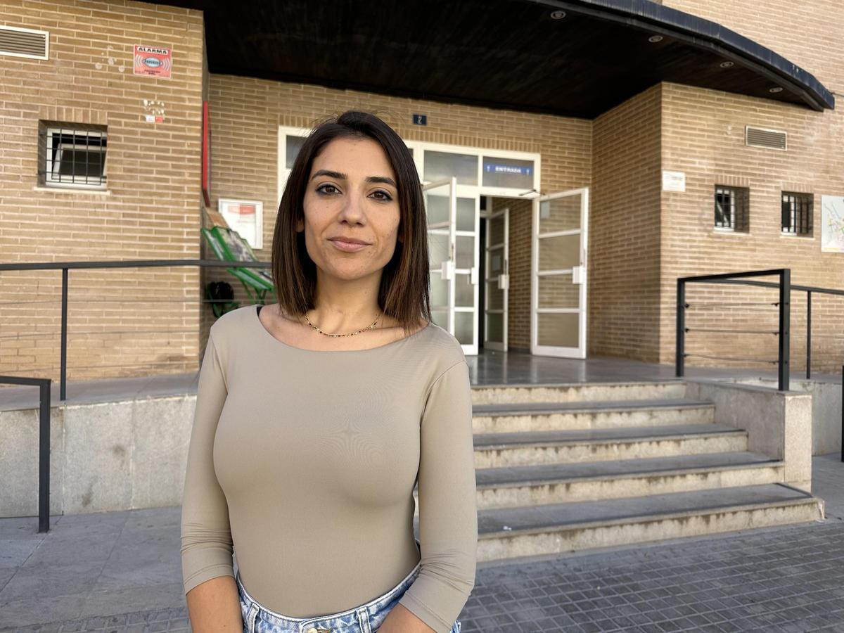 Virginia Moriel Bueno, ante la puerta del Centro de Salud de Crevillent