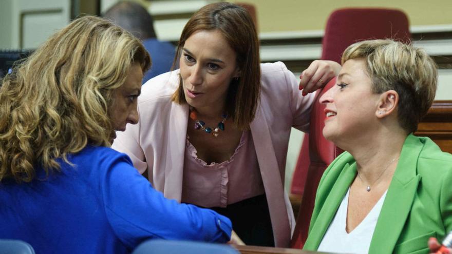 Cristina Valido (CC), Nira Fierro y Nayra Alemán (PSOE), en el Parlamento de Canarias. | |