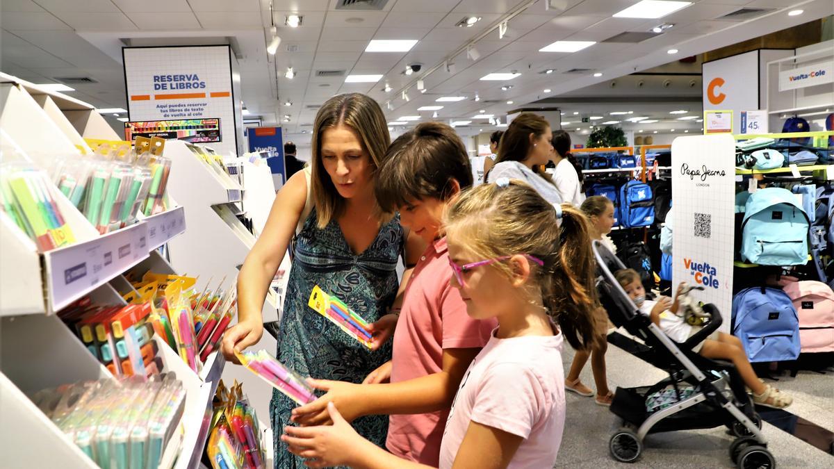 Los cordobeses comienzan sus compras para la vuelta al cole.