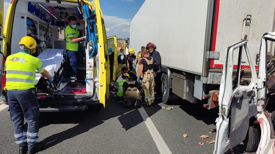 Un aparatoso accidente entre dos camiones deja un hombre herido de gravedad en Murcia