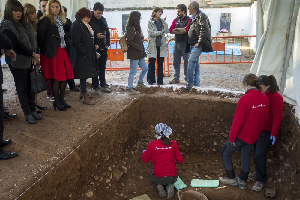 Visita de la ministra de Justicia a las exhumaciones en Castelló