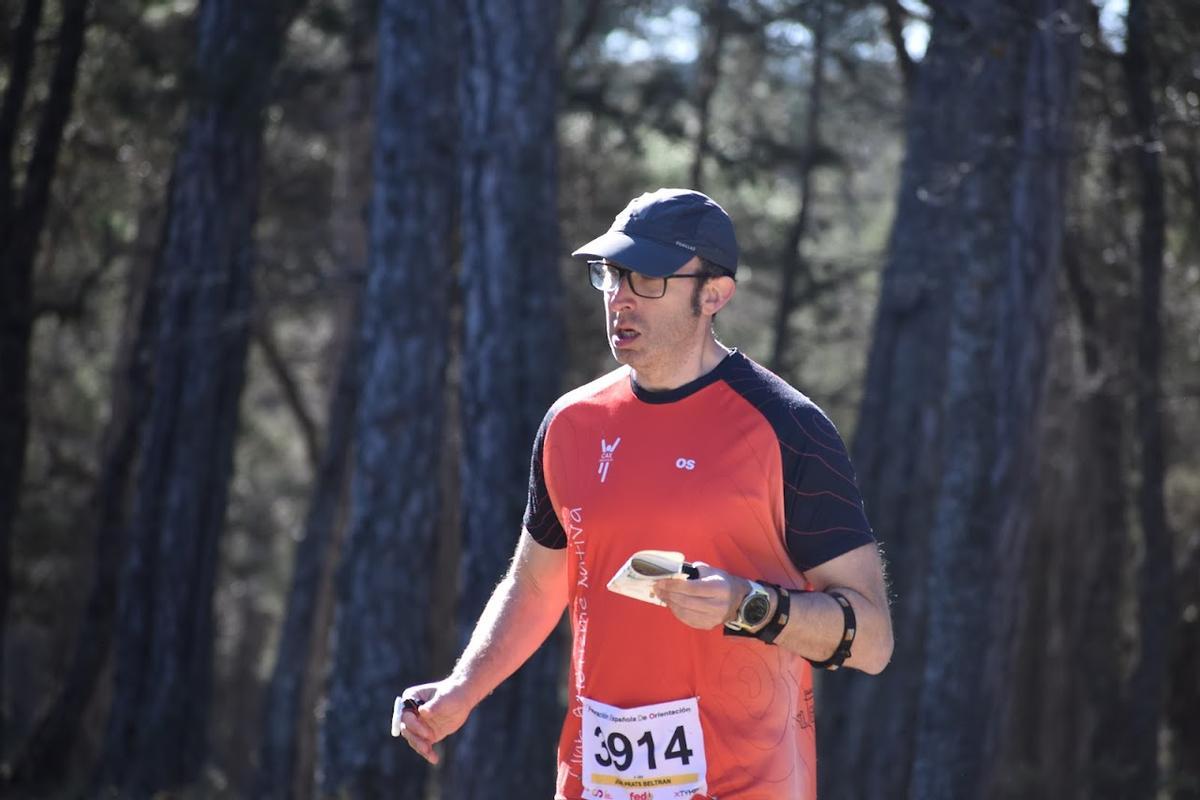 Un corredor del CAX Orientació durante el Trofeo de Cuenca.