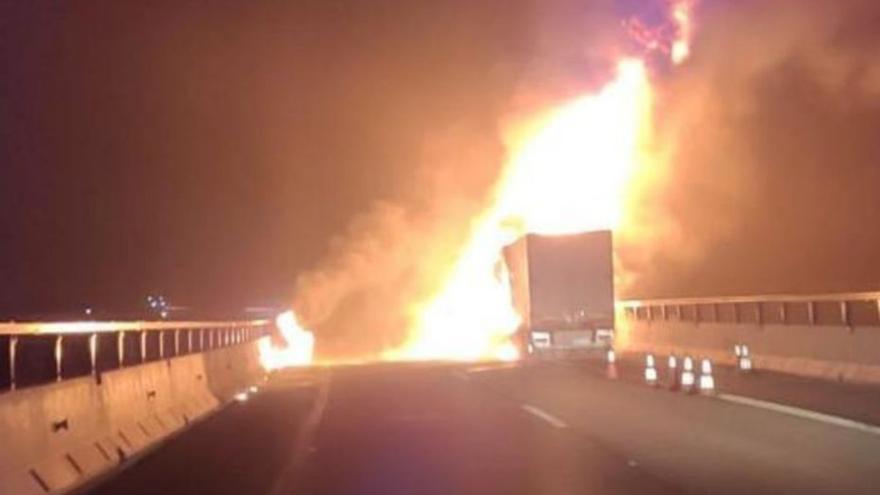 La grasa de los dulces derretidos en el incendio del camión en la A-52 retrasó la reapertura al tráfico en Zamora