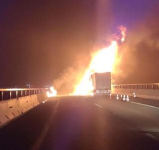 La grasa de los dulces derretidos en el incendio del camión en la A-52 retrasó la reapertura al tráfico en Zamora