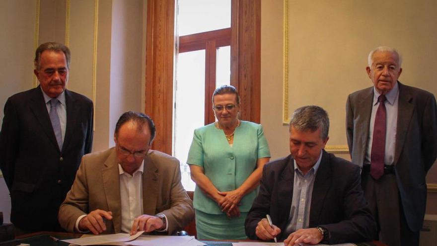 Momento de la firma del convenio entre Morata y Climent en la Cámara de Alcoy