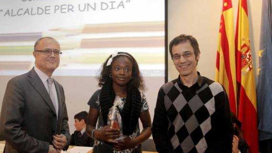 La alumna de Torrevieja recibe el premio por una redacción sobre la transparencia