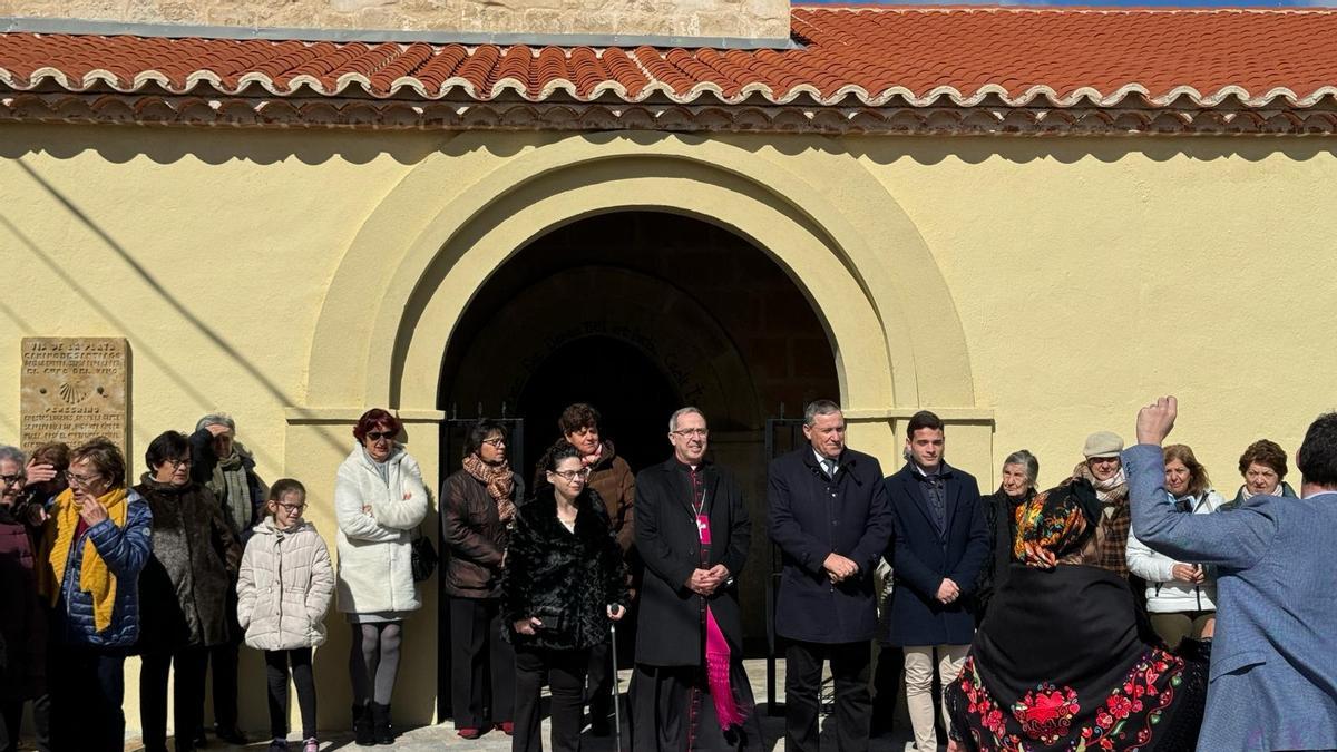 Las autoridades a la puerta de la iglesia de El Cubo del Vino