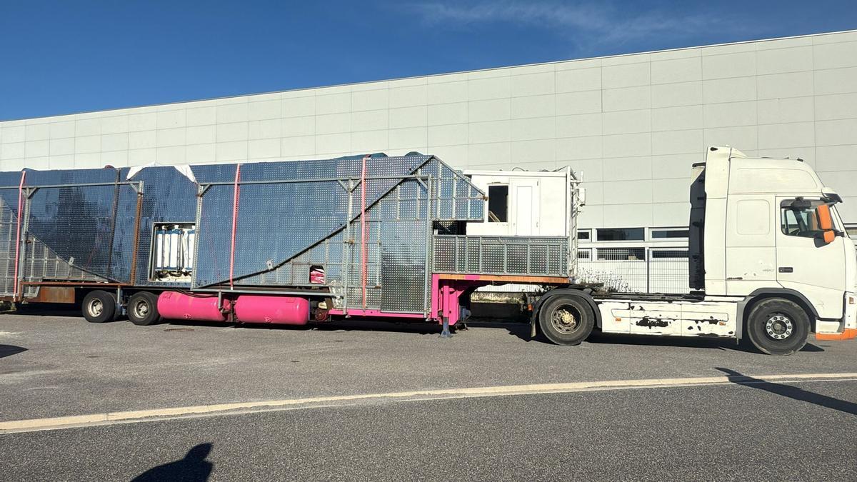 El camió del propietari amb l'atracció ja preparada per tornar a Sant Gregori.