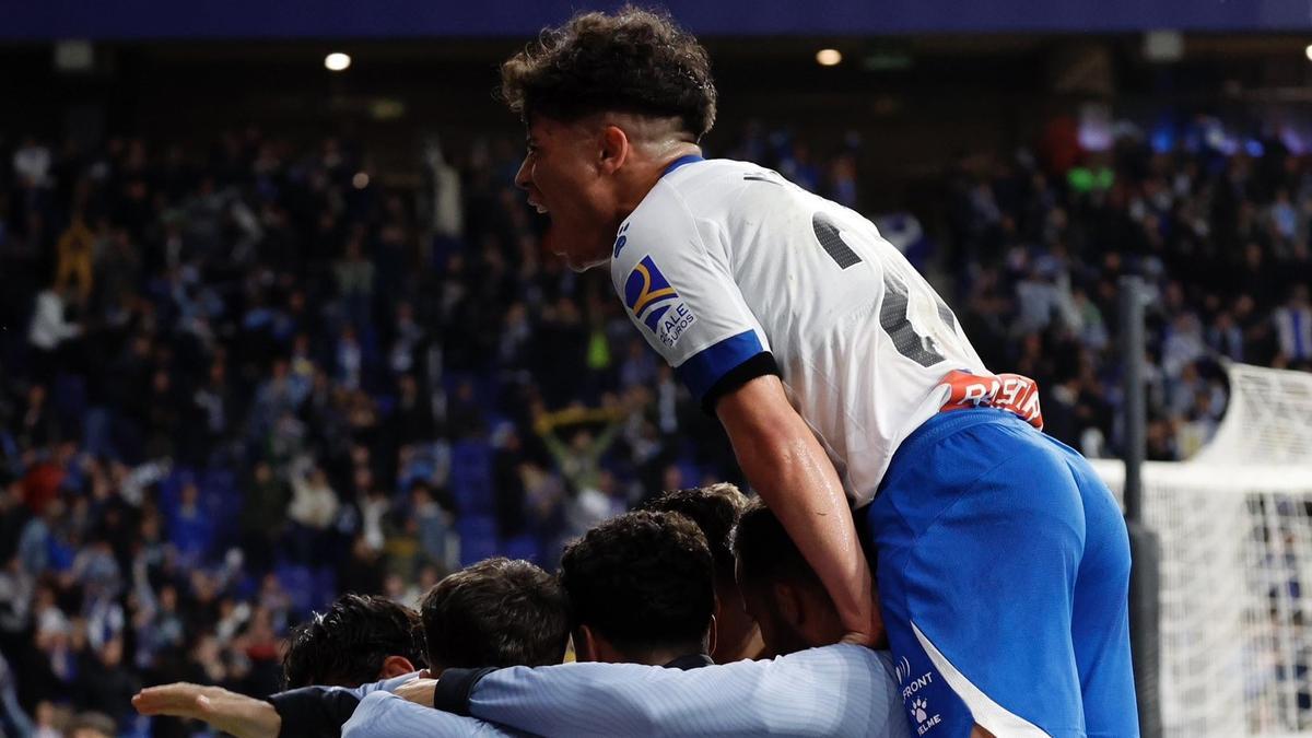 Nico Melamed corona  al grupo durante la celebración del gol de Gragera.