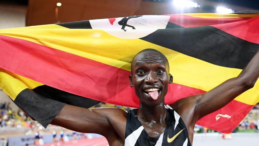 Joshua Cheptegei celebra su récord del mundo.