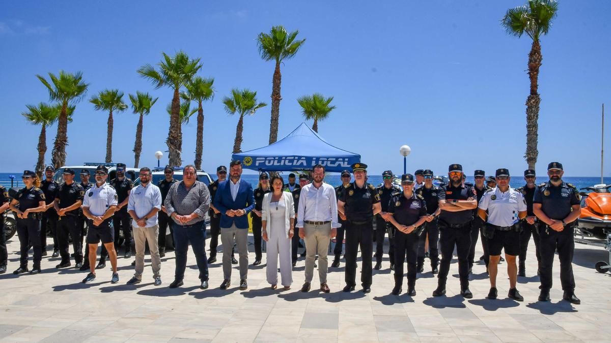 Miembros de Policía Local, Protección Civil, Salvamento y Socorrismo y la corporación local, en la explana de playa Flamenca