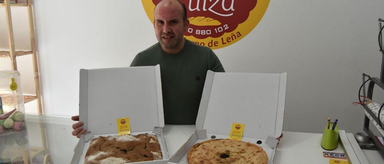 El propietario de la panadería-pastelería Suiza, Javier Rial, ayer, con dos empanadas de choco.  // ANTONIO PINACHO