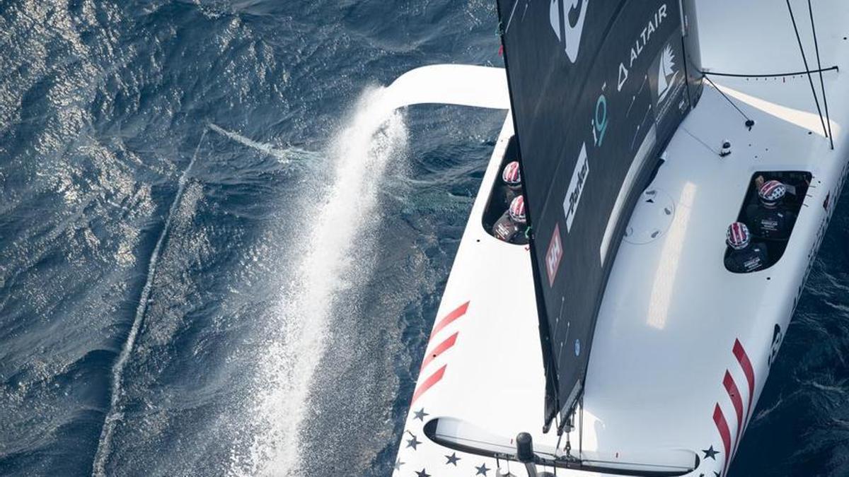 El AC40 del equipo American Magic en el segundo día de la regata preliminar de la Copa América de vela en Jeddah.