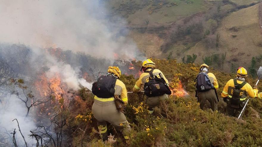 La brigada de Tineo extingue dos incendios intencionados en Belmonte de Miranda