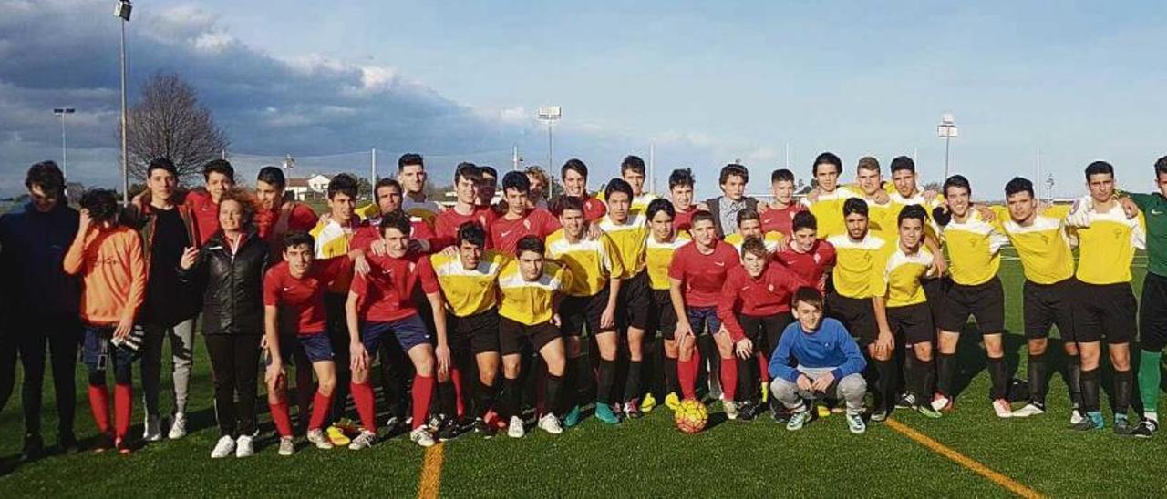 El juvenil y el cadete de la Penya Arrabal posan en Gijón tras los partidos