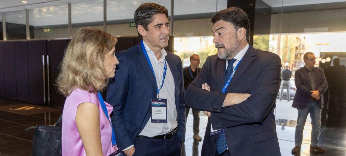 Ainhoa Moll, directora editorial de Prensa Ibérica, Andrés Sánchez (director general Prensa Ibérica en la Comunidda, Murcia y Andalucía) y el alcalde de Alicante, Luis Barcala. | RAFA ARJONES