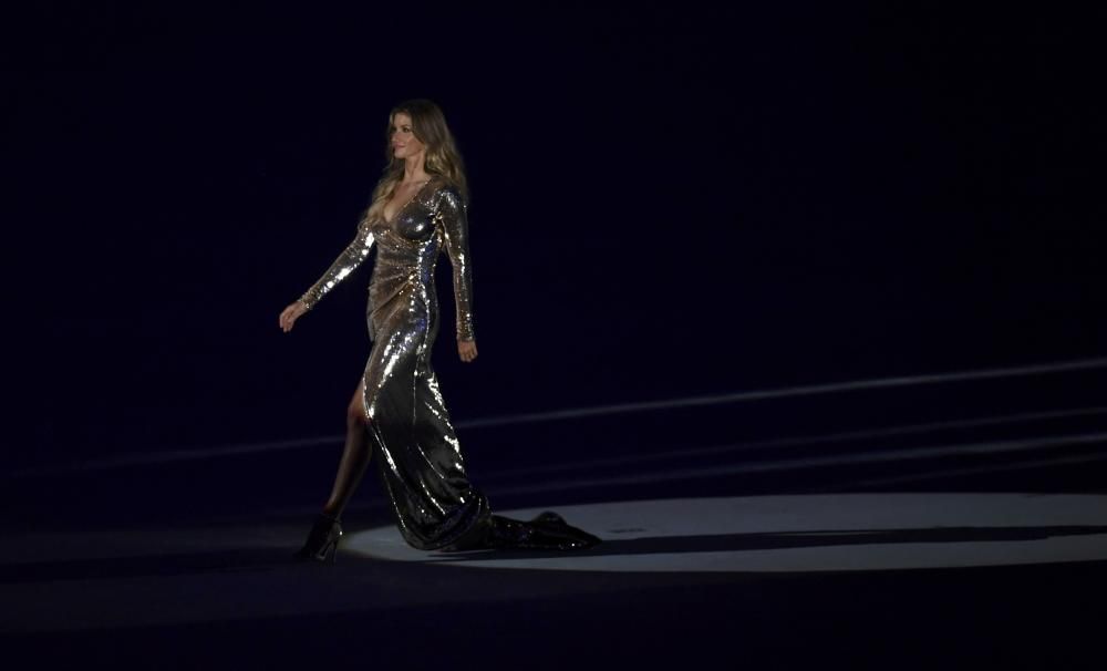 La modelo brasileña Gisele Bündchen hizo posible que la "Garota de Ipanema" se paseara por el legendario estadio de Maracaná durante la ceremonia de apertura de los Juegos de Río 2016.